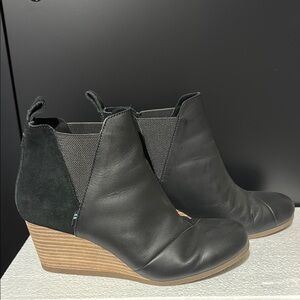 Women’s size 10 | Toms | Black Leather | suede | Wedge Ankle Boots